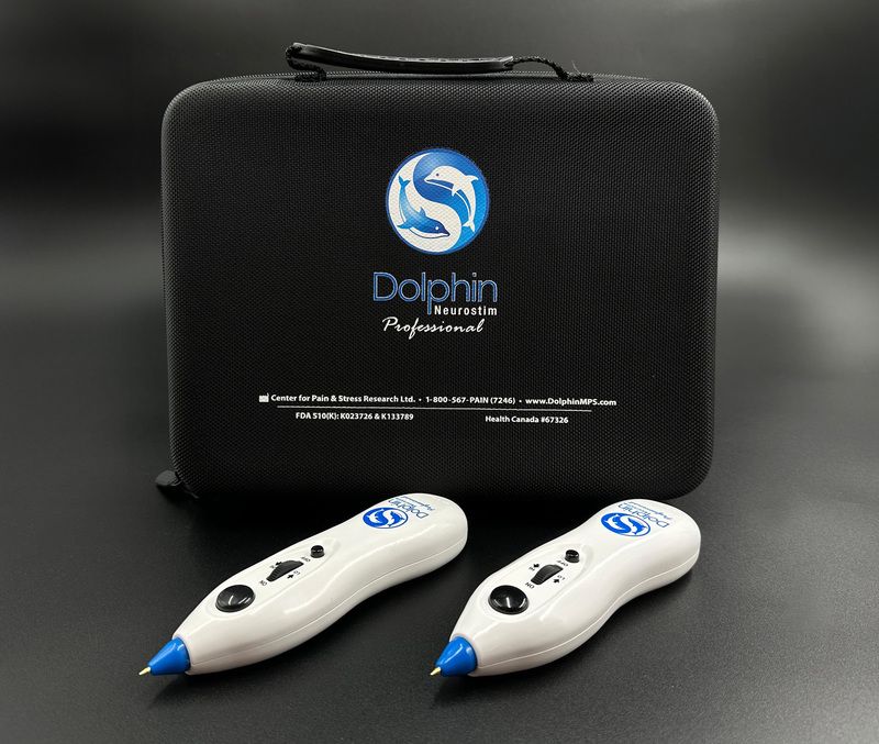 Dos dispositivos Dolphin Neurostim Professional junto a su estuche de transporte